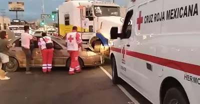 Un tractocami�n que era remolcado se solt� del carro que lo jalaba