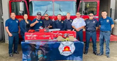 Recibe Gobierno la Ciudad donaci�n de motosierras de la Asociaci�n Pro Bomberos 