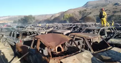 Incendio deja m�s de 100 veh�culos afectados y un herido por inhalaci�n de humo