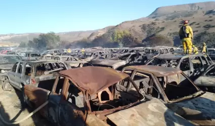 Incendio deja m�s de 100 veh�culos afectados y un herido por inhalaci�n de humo