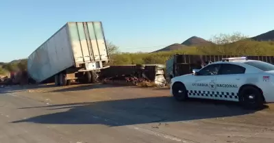 Choque de tráileres en carretera Guaymas-Hermosillo