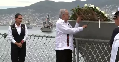 Ofrenda floral en el mar por vctimas del huracn "Otis"