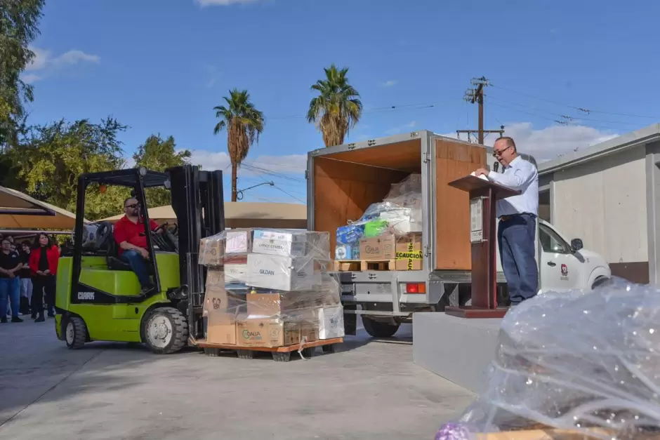 Entrega Cobach BC v�veres en apoyo a personas damnificadas por el hurac�n Otis