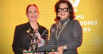 Recibe Olivia Graeve galard�n Forjador del A�o 2023