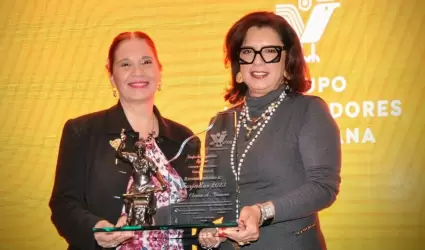 Recibe Olivia Graeve galard�n Forjador del A�o 2023