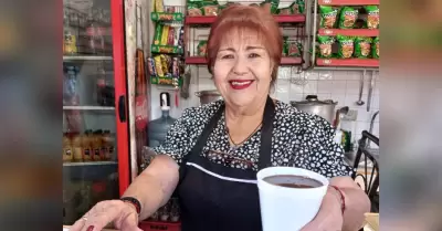 Leyda Molina Ur�as tiene 51 a�os preparando champurro.