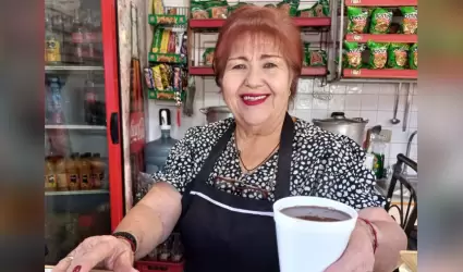 Leyda Molina Ur�as tiene 51 a�os preparando champurro.