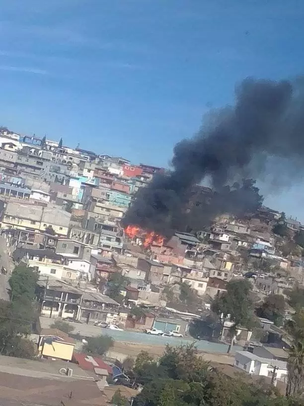 Bomberos rescatan a dos personas atrapadas en el fuego en viviendas en Lomas Taurinas
