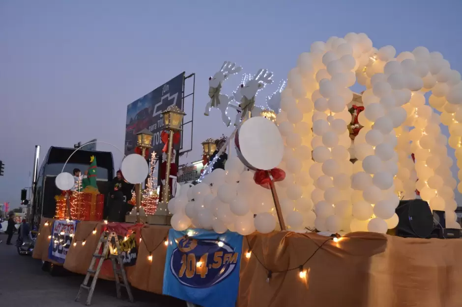 Grupo Uniradio celebra en Navojoa la edicin 13 del tradicional desfile navideo