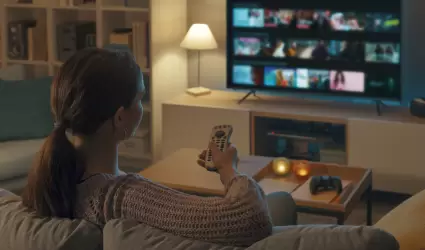 Mujer frente a la la televisi�n
