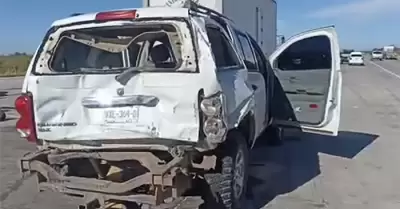 Cami�n de carga choca por alcance con camioneta Durango de modelo reciente