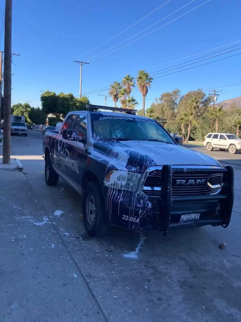 Avientan pañal con pintura a una patrulla municipal de Tecate