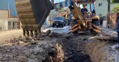 Atienden a habitantes de colonia Unin con reparacin de red sanitaria