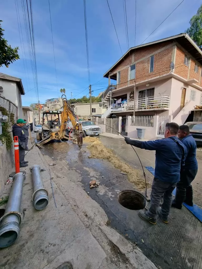 Atienden a habitantes de colonia Unin con reparacin de red sanitaria