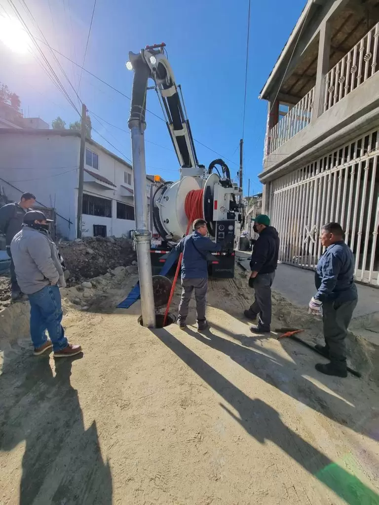 Atienden a habitantes de colonia Unin con reparacin de red sanitaria