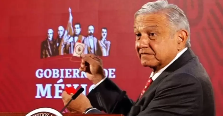 AMLO mostrando su "Detente" anticovid en "la ma�anera"