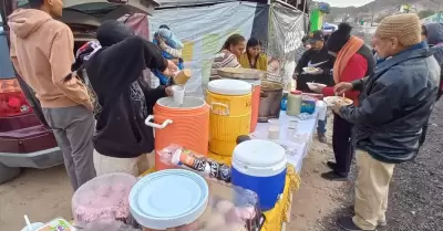 Irila Gonz�lez regala comida y bebidas a los peregrinos que visitan el Cerro de 