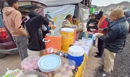 Irila Gonzlez regala comida y bebidas a los peregrinos que visitan el Cerro de 