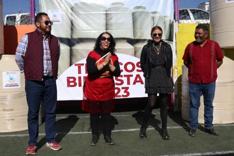 Entrega Araceli Brown tinacos a familias de la Delegaci�n Primo Tapia