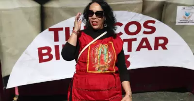 Entrega Araceli Brown tinacos a familias de la Delegacin Primo Tapia