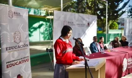 Entrega de apoyos educativos