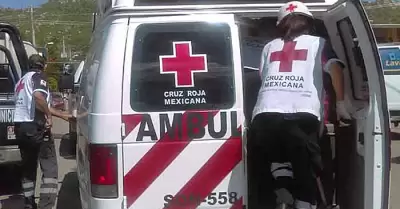 Trabajadores son aplastados por pesado port�n que estaban instalando.