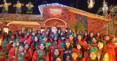 Conviven To�o Astiazar�n y Patty Ruibal con familias en la Casa de Santa Claus