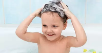 Beb� lav�ndose el cabello.
