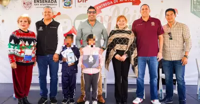 Entrega Armando Ayala apoyos a 138 ahijadas y ahijados DIF
