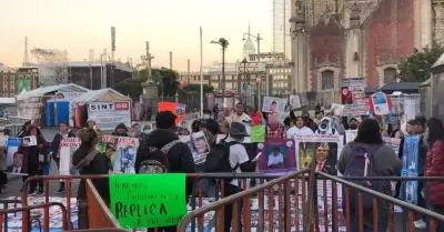 Un grupo de madres buscadoras se manifiestan afuera de Palacio Nacional
