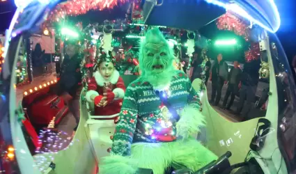 Encabeza Araceli Brown Desfile Navide�o 2023