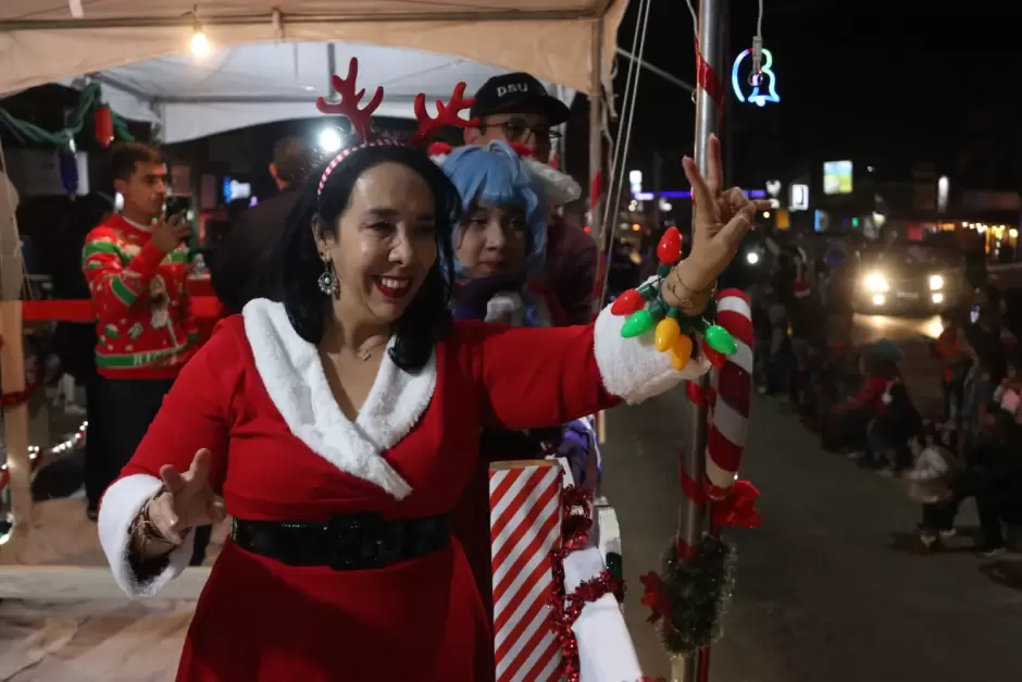 Encabeza Araceli Brown Desfile Navide�o 2023