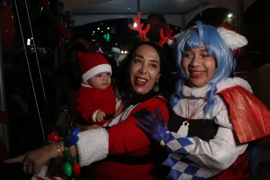 Encabeza Araceli Brown Desfile Navide�o 2023