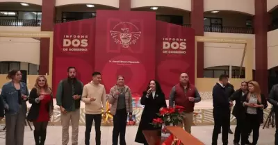 Brinda Araceli Brown con servidores p�blicos en la explanada de la Casa Municipa