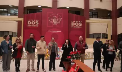 Brinda Araceli Brown con servidores p�blicos en la explanada de la Casa Municipa