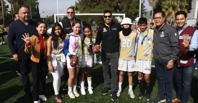 Inauguran empastado del campo de f�tbol