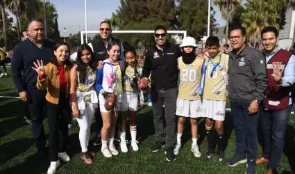 Inauguran empastado del campo de f�tbol