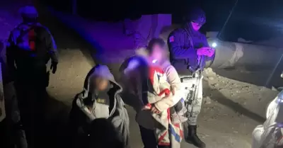 Familia guatemalteca abandonada por taxista en desierto de Mexicali