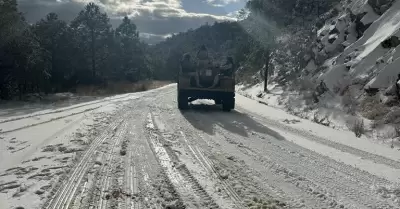 Trabajan en retiro de nieve en tramos carreteros