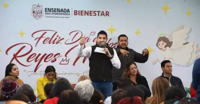 Festejo de D�a de Reyes en colonia Popular 89
