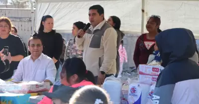 "Terrible" Morales y Leyzaola comparten con vecinos de Altiplano
