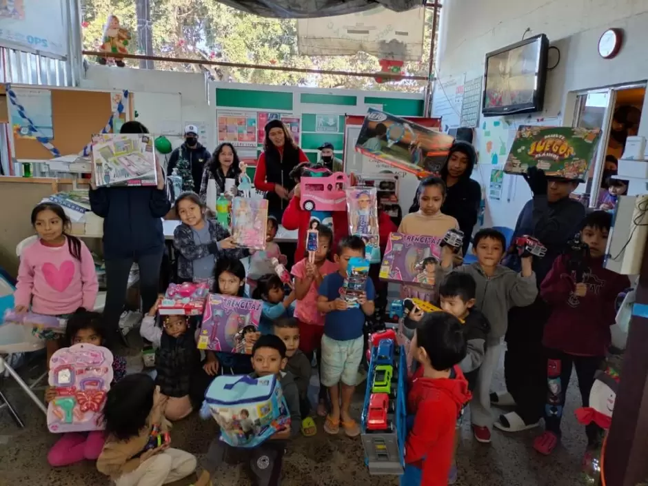 Llevan regalos por Da de Reyes a menores de albergues en Tijuana