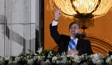 Bernardo Arvalo rinde protesta como presidente de Guatemala