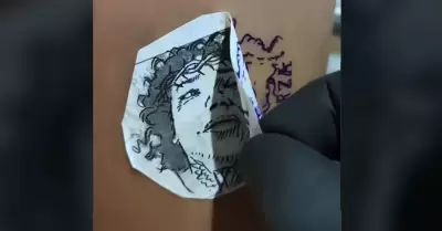 Tatuaje del rostro de Paola Surez golpeada