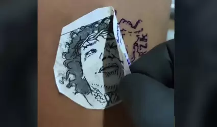 Tatuaje del rostro de Paola Surez golpeada