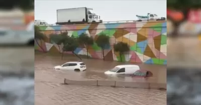 Rescatan a residentes en veh�culos varados