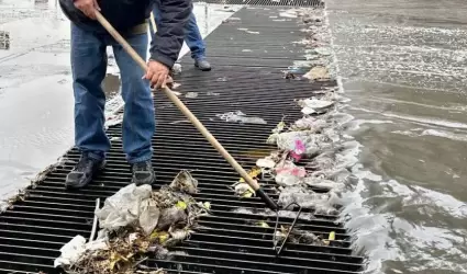 Empleados de Servicios Pblicos Municipales limpian las parrillas pluviales