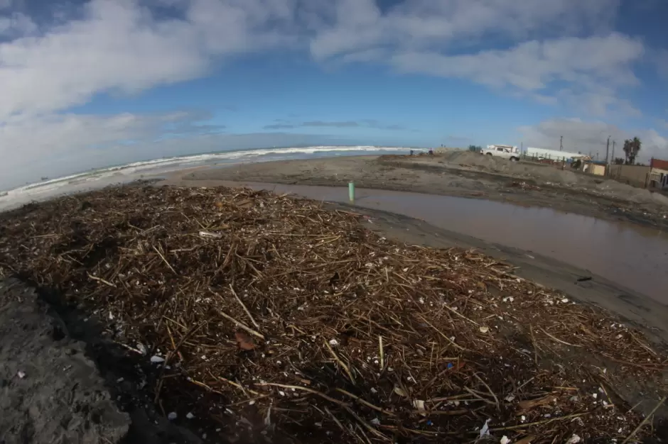 Limpia personal de Zofemat las playas de Rosarito tras las lluvias
