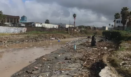 Limpia personal de Zofemat las playas de Rosarito tras las lluvias