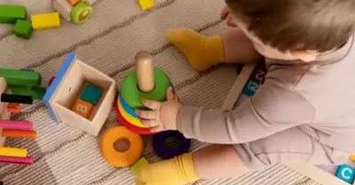 Beb� jugando.